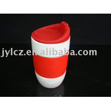 Taza de cerámica con banda de silicona y tapa